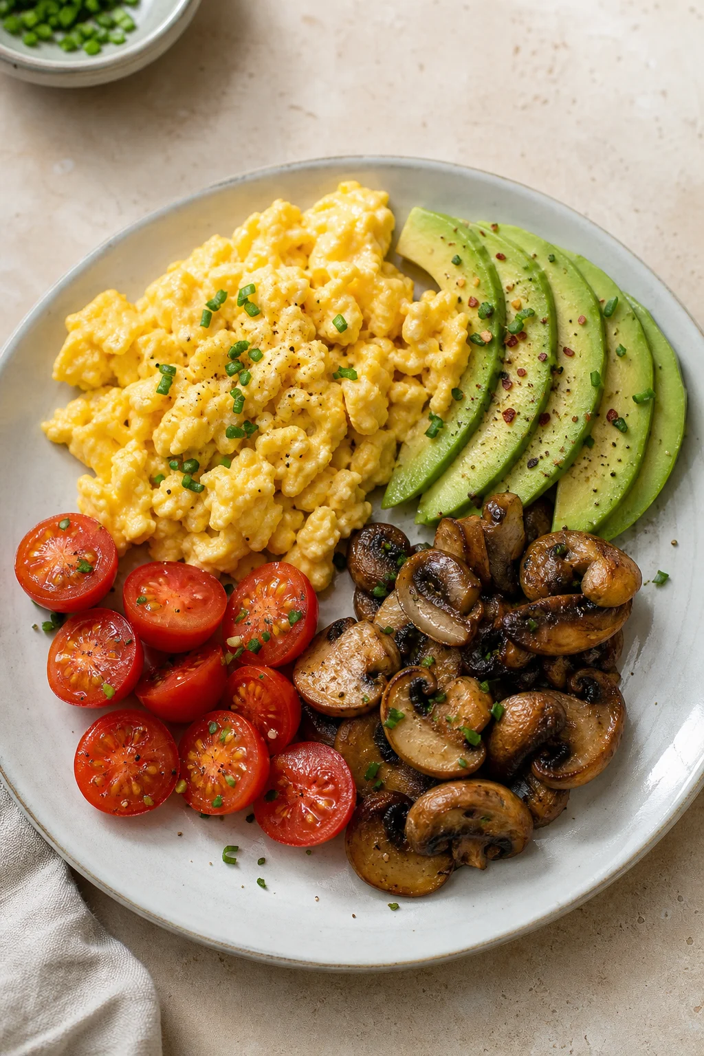 Low-Carb-Frühstück mit Rührei, Avocado und Tomaten